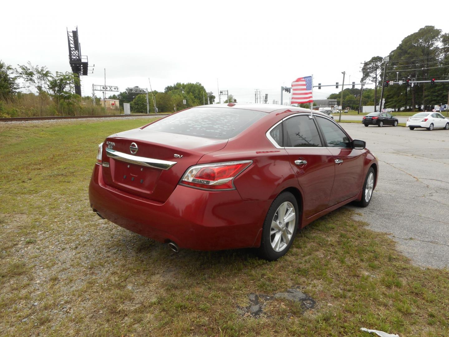 2015 Red Nissan Altima 2.5 S (1N4AL3AP0FC) with an 2.5L L4 DOHC 16V engine, Continuously Variable Transmission transmission, located at 2553 Airline Blvd, Portsmouth, VA, 23701, (757) 488-8331, 36.813889, -76.357597 - Photo#5